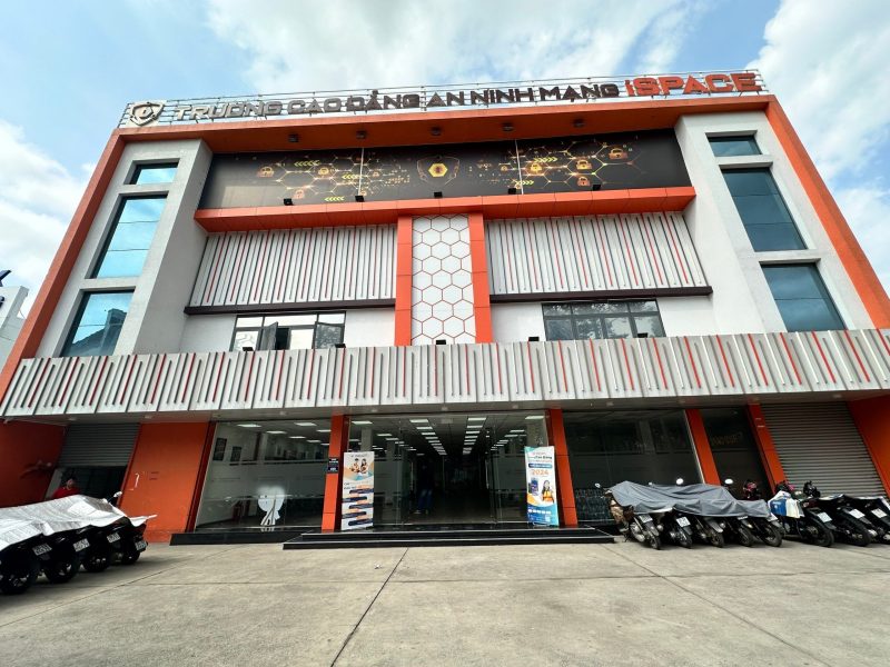 Cho thuê nhà mặt tiền số 240 đường Võ Văn Ngân, phường Bình Thọ, Quận Thủ Đức