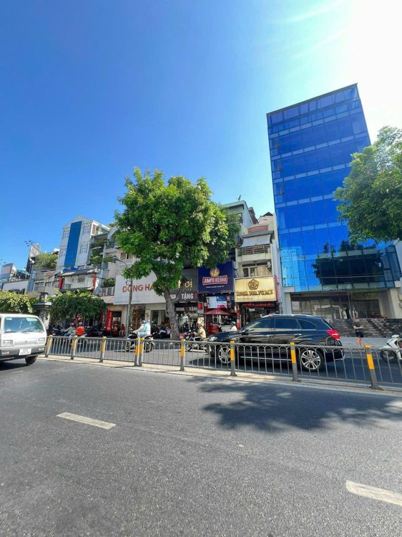 Cho thuê nhà mặt tiền (Ngang 10M) đường Cách Mạng Tháng Tám, Phường Bến Thành, Quận 1, Hồ Chí Minh