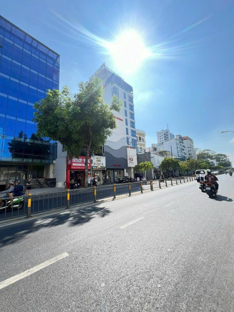 Cho thuê nhà mặt tiền (Ngang 10M) đường Cách Mạng Tháng Tám, Phường Bến Thành, Quận 1, Hồ Chí Minh