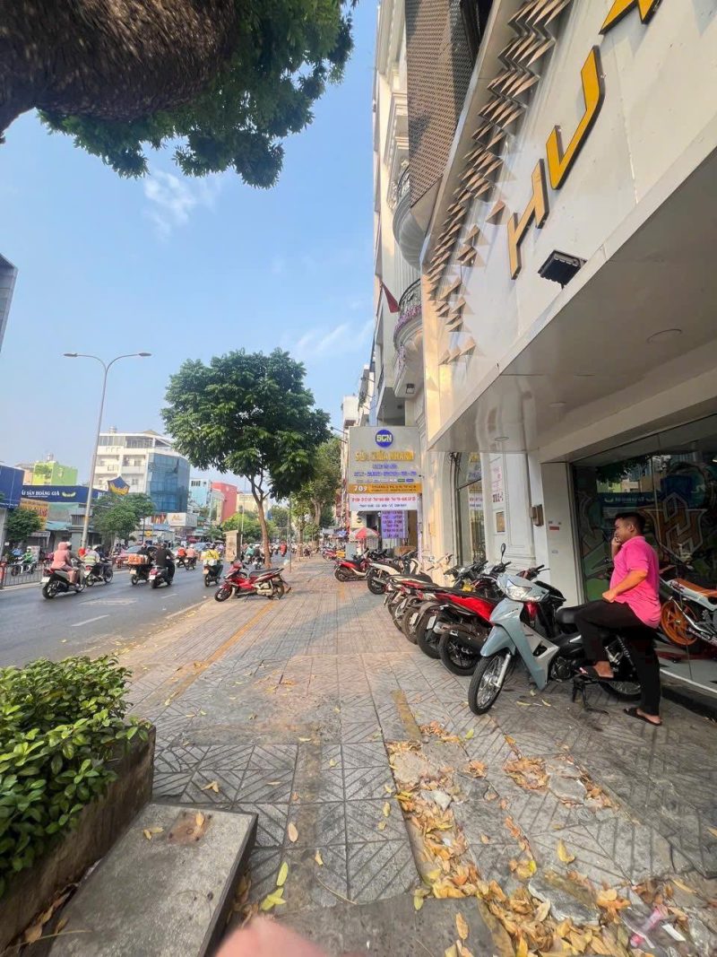 Cho thuê nhà mặt tiền (Ngang 14m) đường 3/2, Phường 6, Quận 10, Hồ Chí Minh.