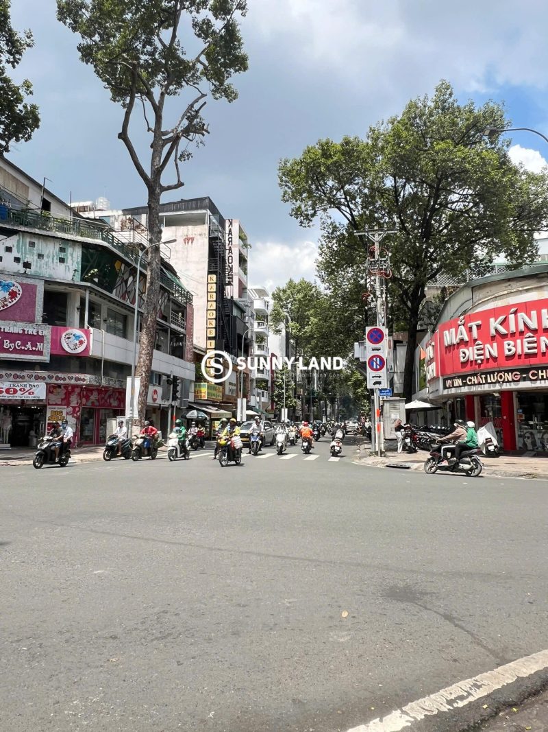 [𝙈𝘼̣̆𝙏 𝘽𝘼̆̀𝙉𝙂 𝙆𝙄𝙉𝙃 𝘿𝙊𝘼𝙉𝙃]  - Địa chỉ: nhà góc 2 mặt tiền 46-48 Nguyễn Trãi, Phường 3, Quận 5, Hồ Chí Minh