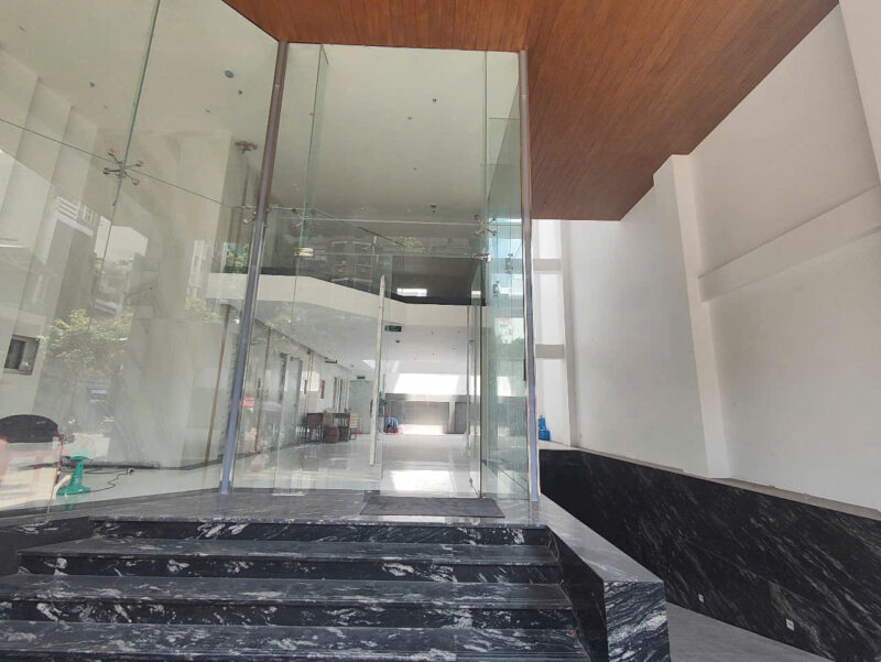 Cho thuê toà nhà mặt tiền số 102 đường Cao Thắng, Phường 4, Quận 3, Hồ Chí Minh